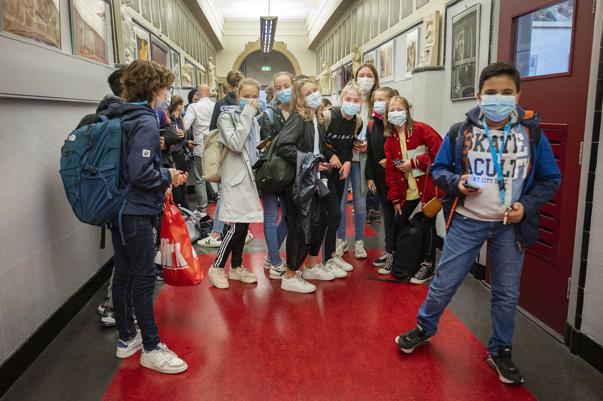 Leerlingen van het Amsterdams Lyceum dragen een mondkapje tijdens de inloop van de les.  Beeld ANP