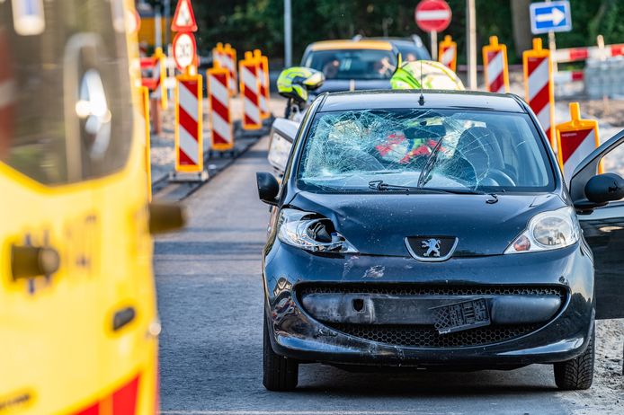 Snorfietser gewond bij botsing met auto in Tilburg