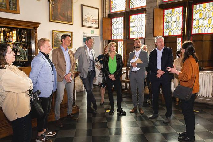 De gouverneur van onze provincie Jan Spooren werd ontvangen door het schepencollege in de bovenzaal van de Lakenhalle.