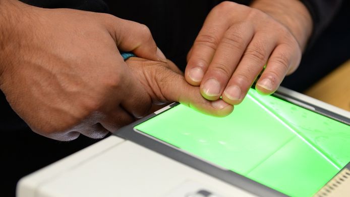 Bij een vluchteling in Duitsland wordt een vingerafdruk afgenomen