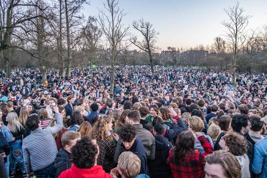 De politie moest optreden in het Vondelpark in Amsterdam om een einde te maken aan de grote drukte.