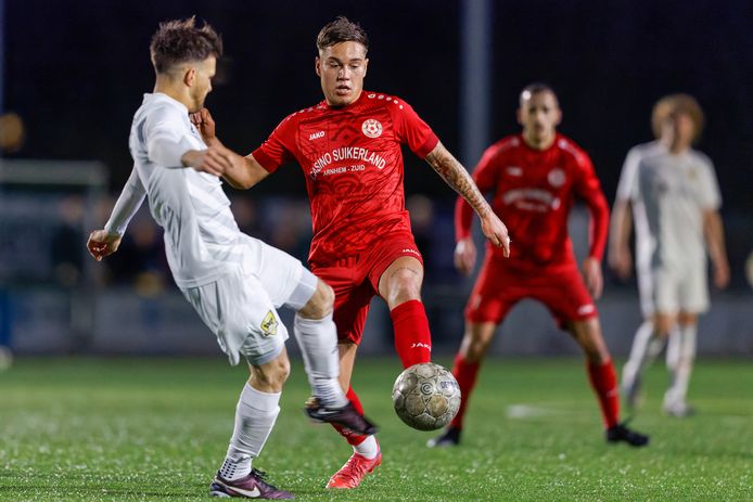 Joey van Beukering van MASV (rechts) in duel met Giovanni Malawau van FC Winterswijk.