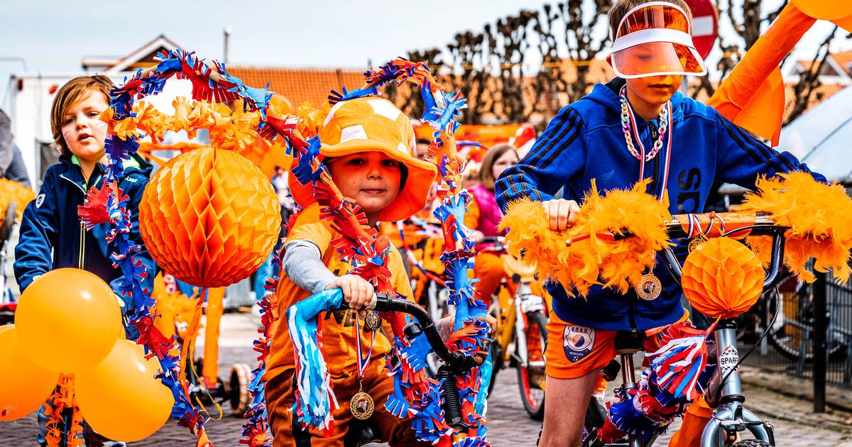 Koningsdag in WestBrabant volle terrassen, paardje rijden, sumo