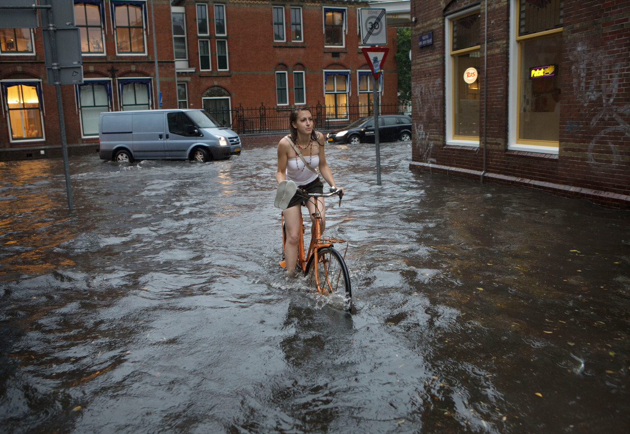Het nieuwe normaal? Fietsen door de Nieuwe St Jansstraat in Groningen. Beeld  ANP