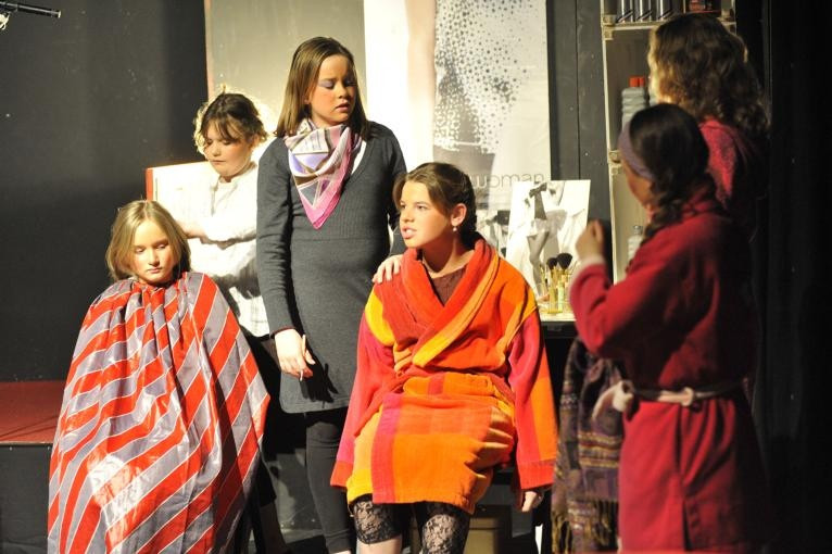 De kindervoorstelling 'Geen paniek: Kledder en De Bock op de catwalk' in Het Tejaterke in Best. foto Jean-Pierre Reijnen