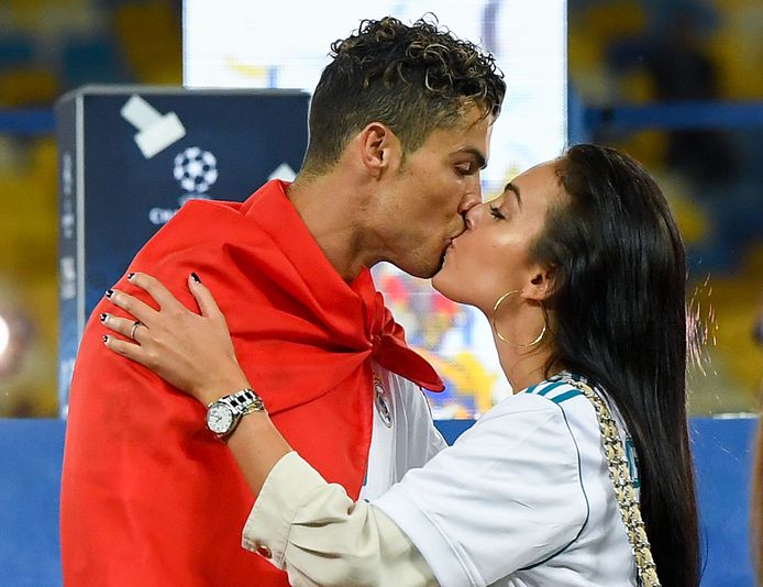 Ronaldo kust zijn vriendin na de winst van Real Madrid op Liverpool, in mei 2018 in Kiev.
