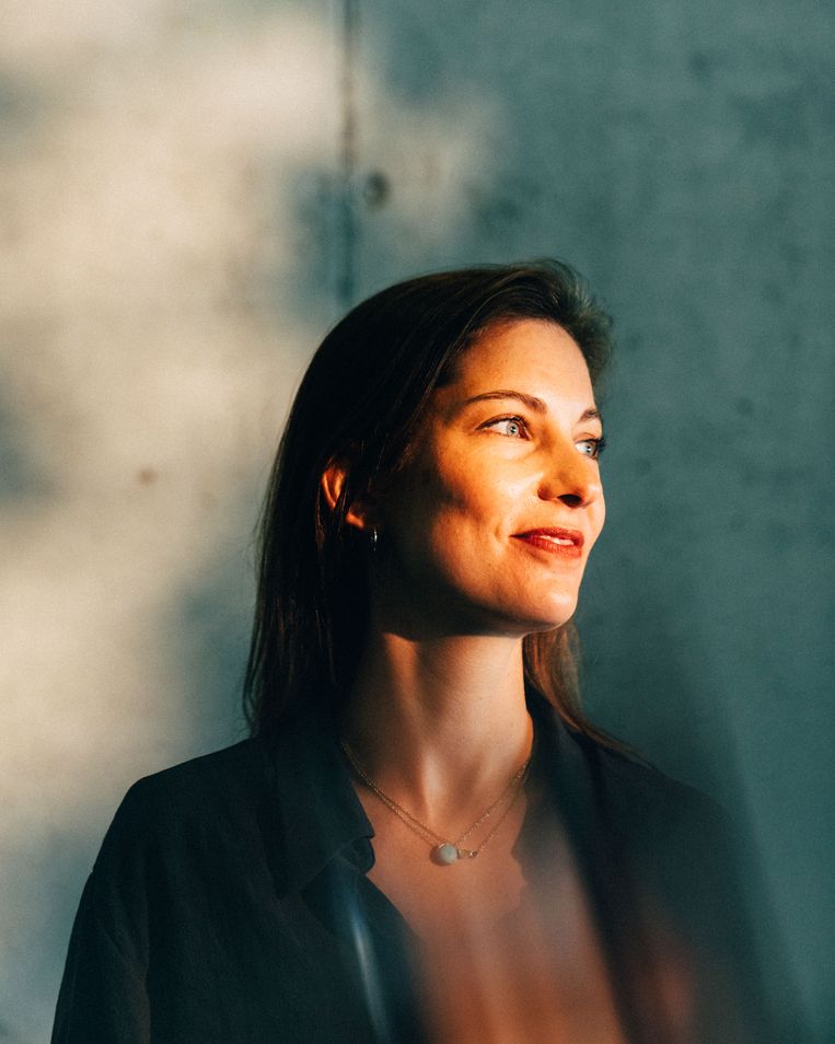 ‘Ik wil dat we mensen naar waarde schatten, ook als ze in de zetel de longen uit hun lijf schreeuwen omdat ze verdriet hebben. Sterker nog: dat is wat ons tot mens maakt, niet onze productiviteit.’ Beeld Rebecca Fertinel