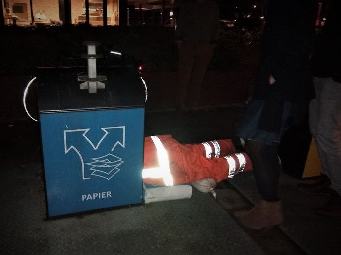 Een trouwring in de papiercontainer is zoiets als een naald in een hooiberg