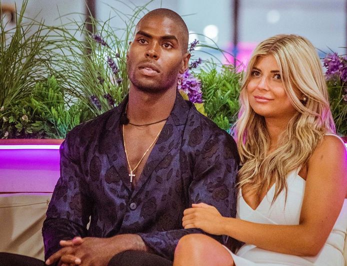 Denzel en Aleksandra wonnen het eerste seizoen van 'Love Island'. Ze vormen nog steeds een koppel.