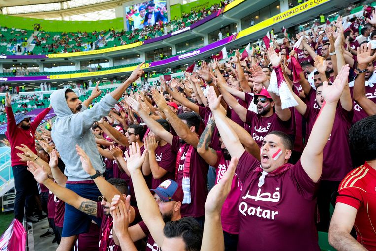 ‘Fans’ van Qatar tijdens de wedstrijd tegen Senegal.  Beeld AP