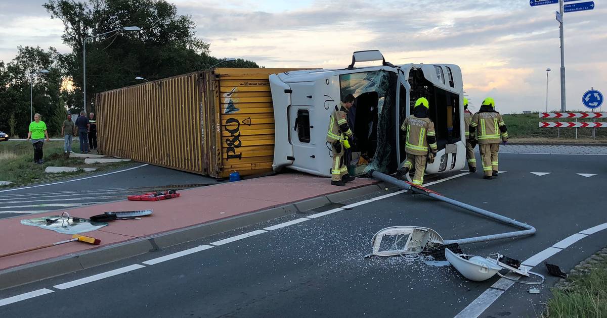 Vrachtwagen gekanteld op rotonde in Schoondijke
