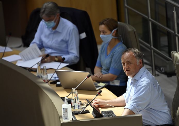 Virologen Herman Goossens, Erika Vlieghe en Marc Van Ranst tijdens een commissie in het Vlaams Parlement in juli over de coronacrisis.
