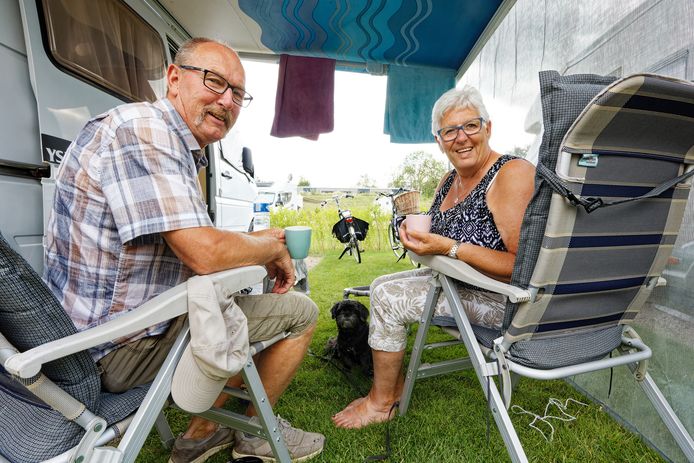 Ciska en Jan van Zetten uit Wageningen met hondje Daisy. ,,We hebben veel gefietst."