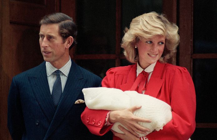 Prins Charles en wijlen prinses Diana vlak na de geboorte van prins Harry, op 16 september 1984, voor de deuren van St. Mary's Hospital in Londen.