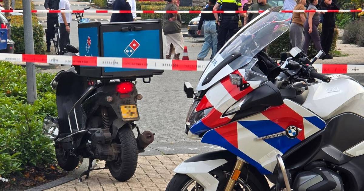 Scooterbezorger van Domino’s komt in botsing met auto en raakt zwaargewond.