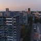 Honingraatflats en straattaal: stigmatiseert de film ‘De Tatta’s’ de Bijlmer alsnog?