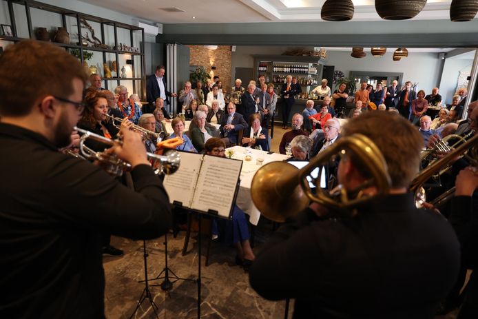 Het blazersensemble van Arti geeft een aubade voor de gedecoreerden in de Gemeente Oirschot.