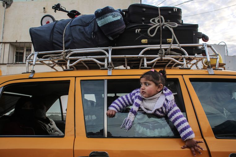 Een meisje kijkt uit het raam van een auto terwijl ze wacht aan de grensovergang tussen de Gazastrook en Egypte. Archiefbeeld. Beeld AFP