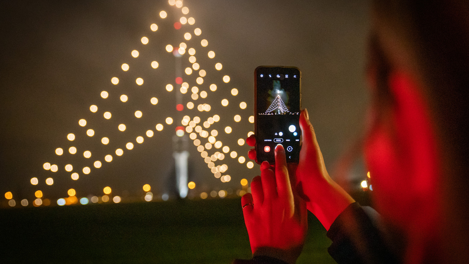 Altijd al een eigen lamp in de Grootste Kerstboom van Nederland willen