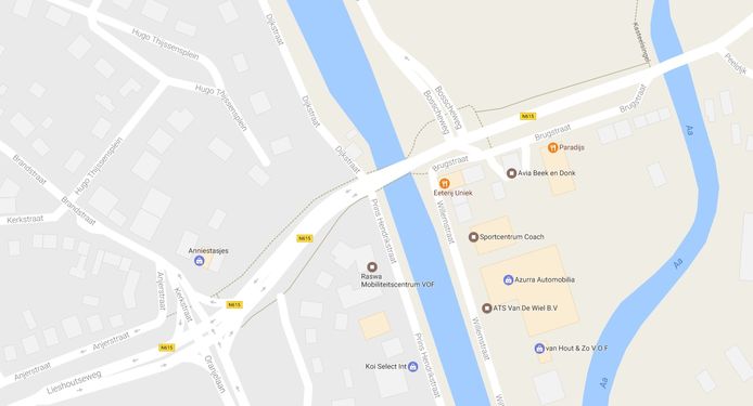 De situatie rond de Beekse brug: in het midden loopt de weg Nuenen-Beek en Donk-Gemert en direct na de Beekse Brug over de Zuid-Willemsvaart ligt de afslag naar links naar de Bosscheweg. Die wil de provincie nu sluiten. Verkeer vanuit Helmond centrum dat over de Oranjelaan (linksonder) komt en richting Veghel/Den Bosch wil, moet dan of rechtsaf doorrijden naar de N279 of door het centrum van Beek en Donk 'sluipen'. © Google Maps