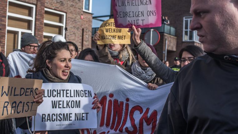 Vrouwen houden een tegendemonstratie op de Markt in Spijkenisse tijdens een actie van de PVV. PVV-leider Geert Wilders deelde daar verzetsspray uit, een initiatief na de massa-aanrandingen van vrouwen in Keulen. Beeld anp