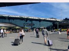 Man ernstig gewond bij val van dak Schiphol Plaza, traumahelikopter geland