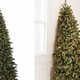 Je kunt nu een halve kerstboom kopen, zodat je de achterkant niet hoeft te versieren