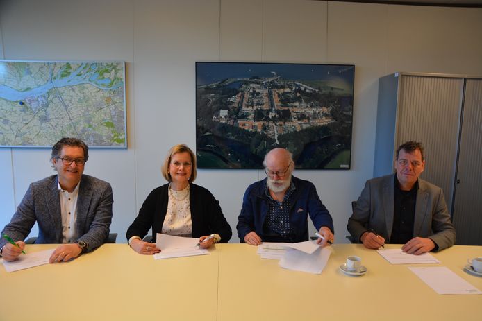 Vlnr wethouders Hans Wierikx (Halderberge). Désirée Brummans (Moerdijk), René Visser (Fijn Wonen) en Ruud van de Boom (Woonkwartier).