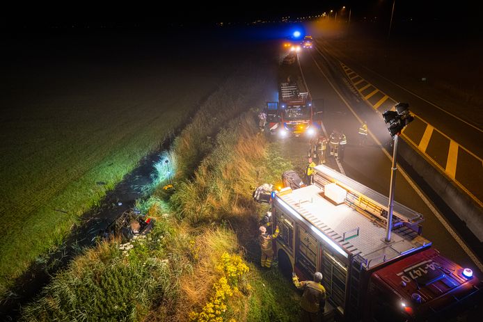 Op de N50 bij Kamperveen belandde vannacht  een auto in de sloot.