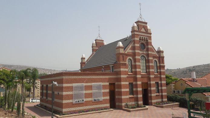 De synagoge die ooit in Terborg stond, maar nu een plek heeft gekregen in Mevo Horon.