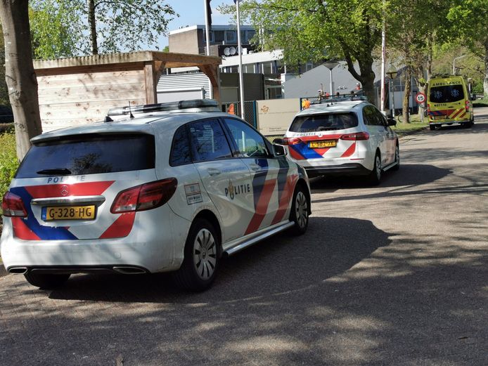 Politie en ambulance bij het azc in Wageningen.