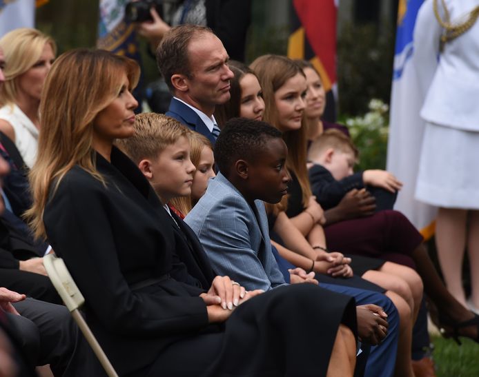 First Lady Melania Trump met de man van Barrett, Jesse Barret, en hun zeven kinderen.