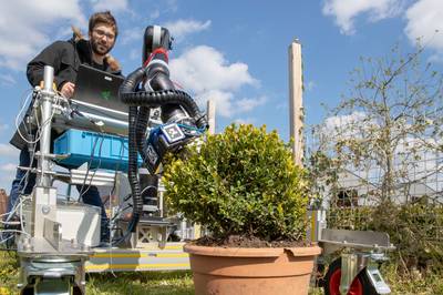 Robot snoeit buxusstruik bij wedstrijd in Wageningen