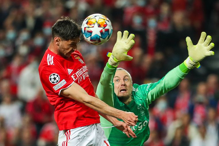 Benfica-aanvaller Roman Yaremchuk (l) maakt de 2-2 tegen Ajax. Beeld EPA