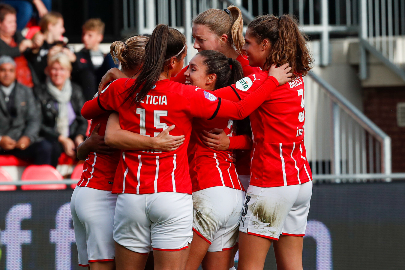 PSV viert de 1-0 tegen vv Alkmaar met in het midden van de huddle doelpuntenmaakster Anika Rodriguez.