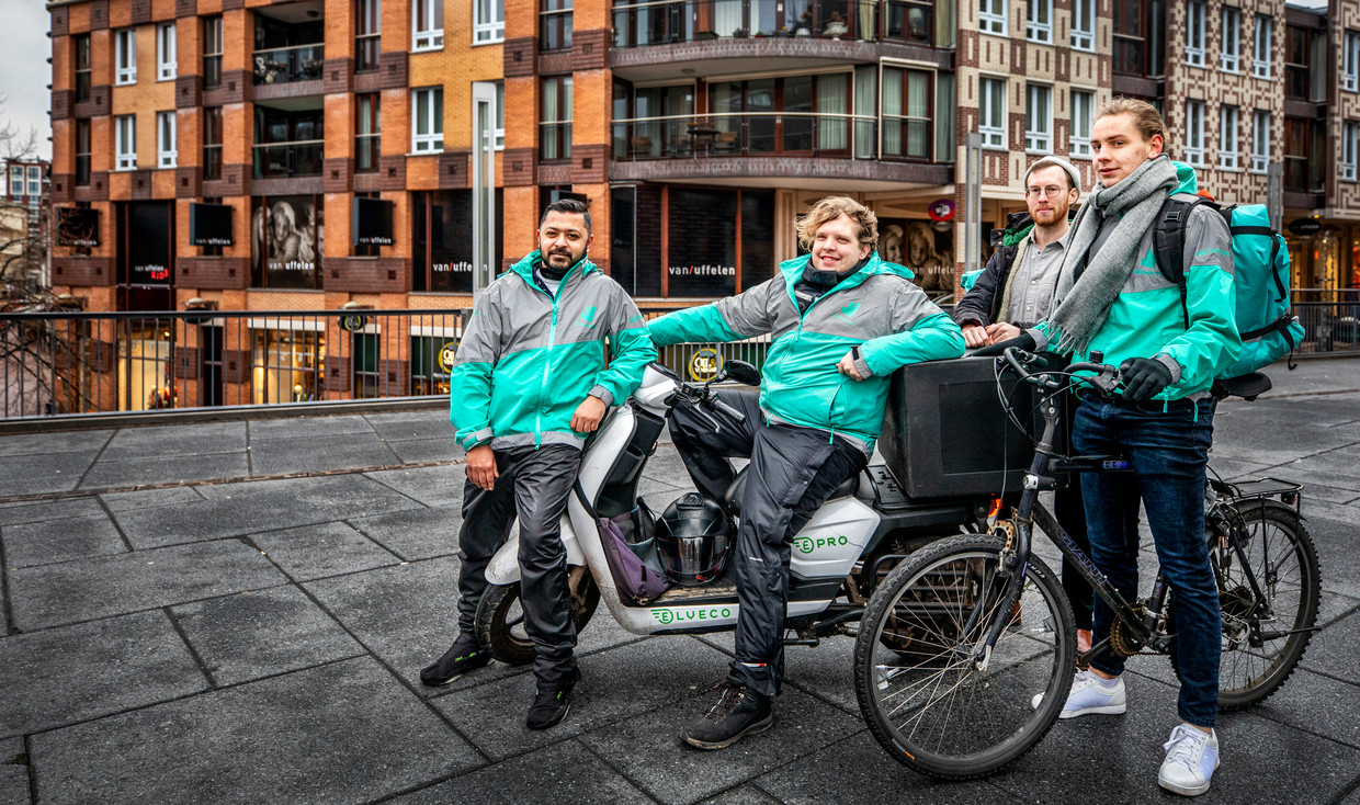 Deliveroo-koeriers (v.l.n.r.) Parvez, Martijn, Peter  en David.  Beeld Raymond Rutting / de Volkskrant