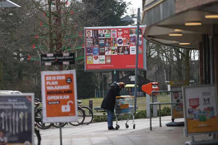 Het verkiezingsbord bij het wijkwinkelcentrum in Rijpelberg is niet te missen. Toch had Helmond bij de Tweede Kamerverkiezingen opnieuw - en met afstand - de laagste opkomst van Zuidoost-Brabant.