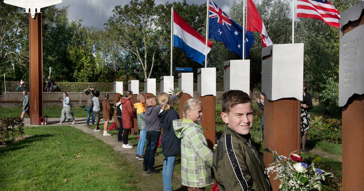 Neergestorte vliegtuigen herdacht in Neder-Betuwe | Rivierenland | gelderlander.nl - De Gelderlander
