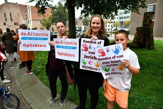 Bewoners van de Amersfoortse wijk Jericho demonstreerden onlangs bij het stadhuis tegen de sloop van hun woningen.