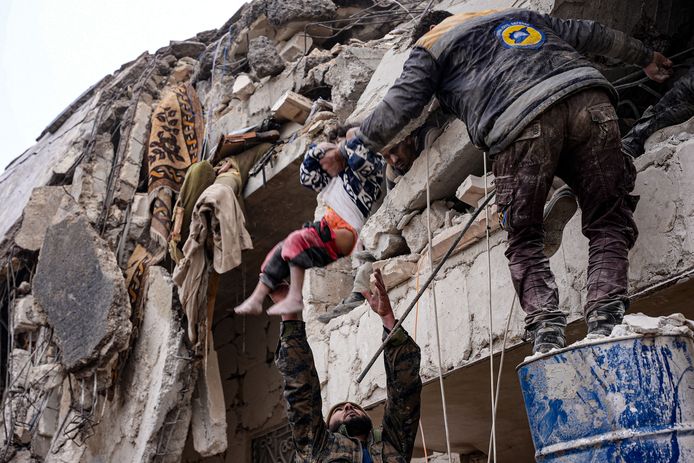 Een gewond kind wordt uit een vernield gebouw gehaald in de Syrische stad Jandaris.