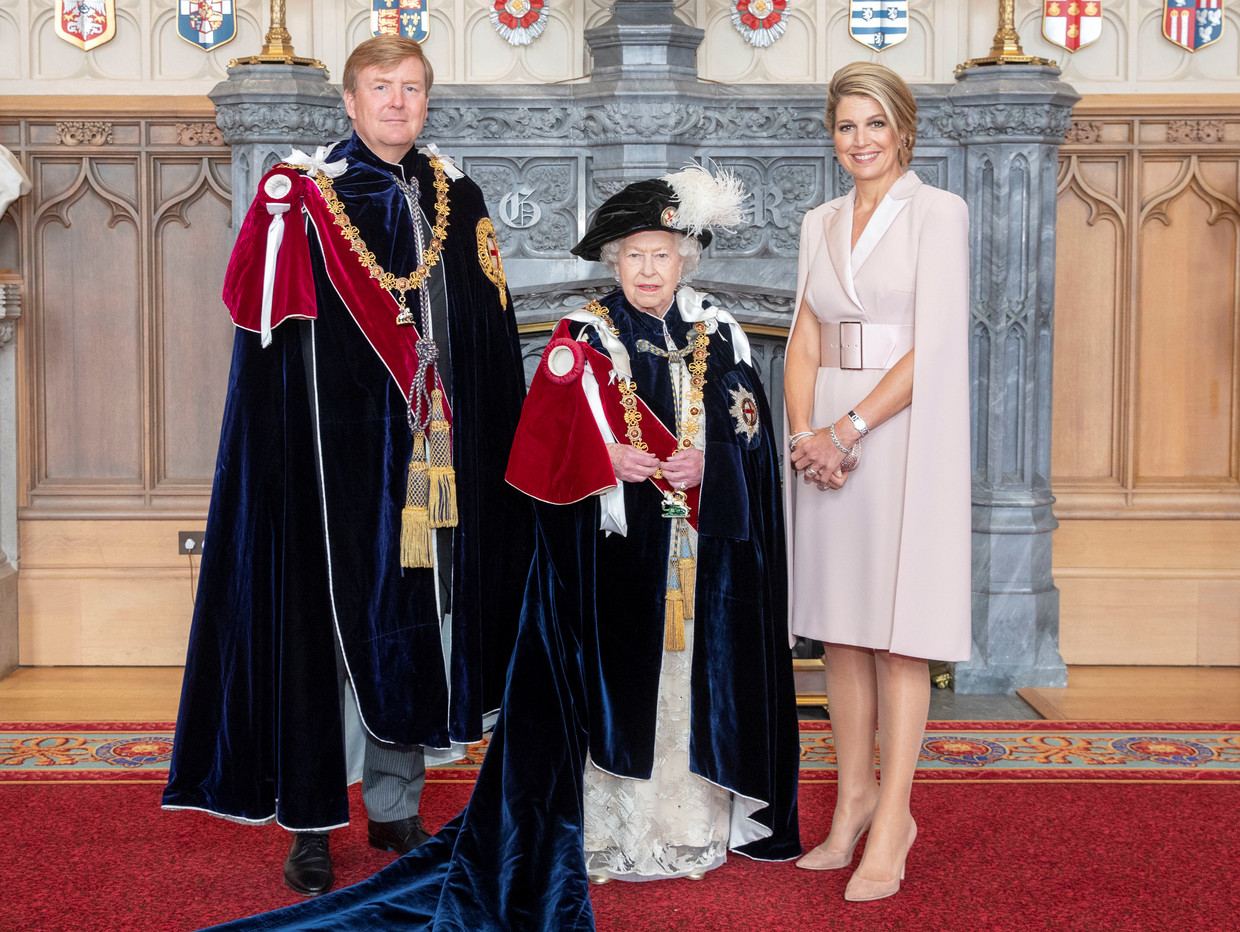 Koning Willem-Alexander en koningin Máxima poseren samen met koningin Elizabeth, bij zijn toelating tot de Orde van de Kousenband.