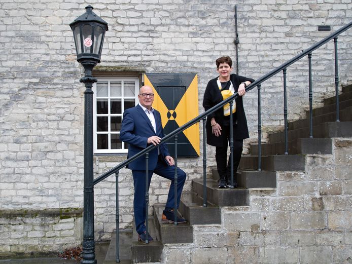 Wethouders  Adri Totté  en Diana van Damme stoppen allebei na bijna een kwart eeuw in de Hulster politiek. Het is mooi geweest na zoveel jaar, vinden ze.
