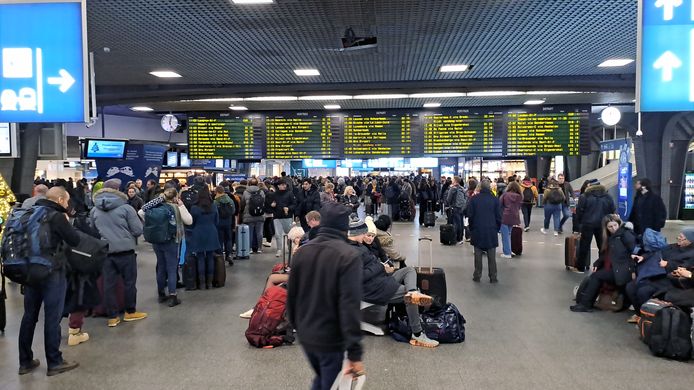 Gestrande reizigers in Brussel-Zuid.