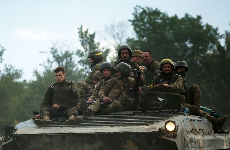 Oekraïense soldaten in het oosten van Loehansk. Het Oekraïense leger heeft zich nu volledig teruggetrokken uit Severodonetsk. Beeld AFP