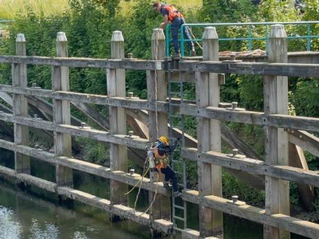 Rondvaartboot bijna vier uur vast in de sluis bij Andel en toen viel later op de Merwede ook de stroom nog uit