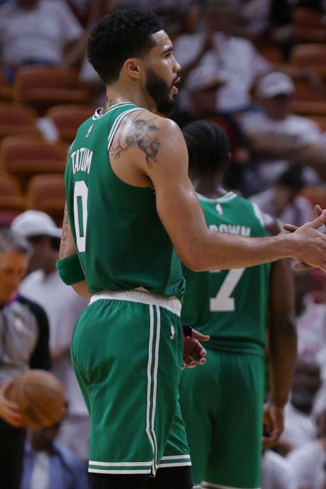 Qui rejoindra Denver en finale NBA? Boston maintient le suspense

