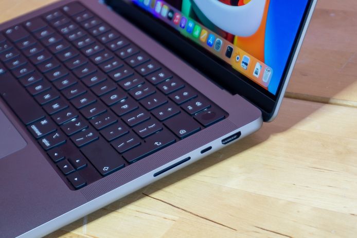 Op de linkerzijde vind je een SD-kaartlezer, usb-c en HDMI.