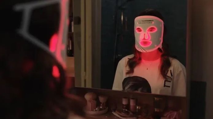 De scène met het LED-masker uit 'Emily in Paris'.