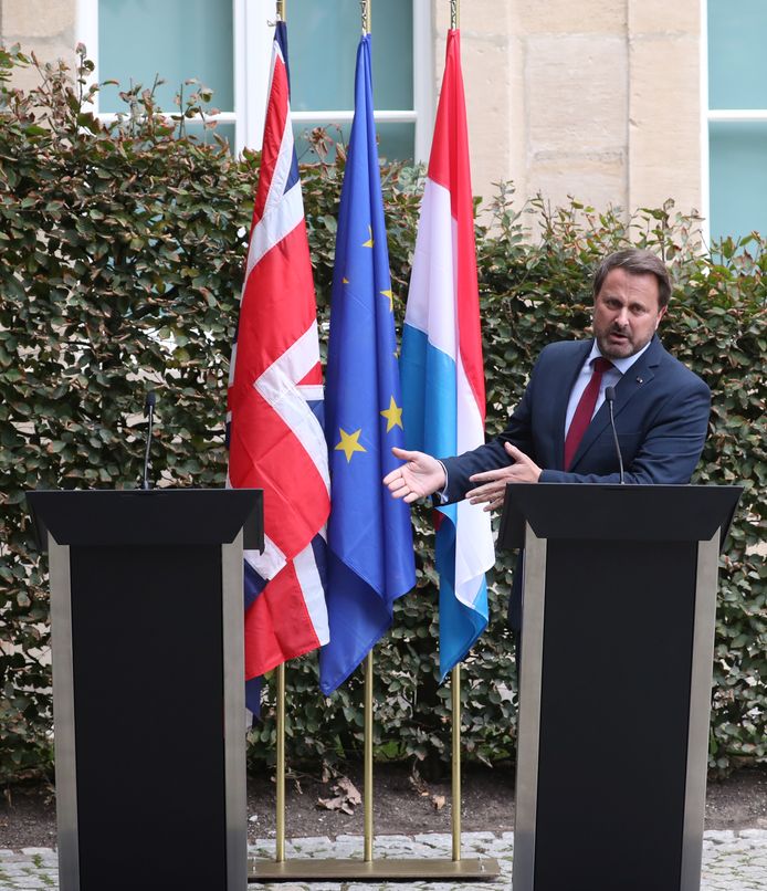 Een ongezien zicht: de Luxemburgse premier Bettel geeft de persconferentie alleen.
