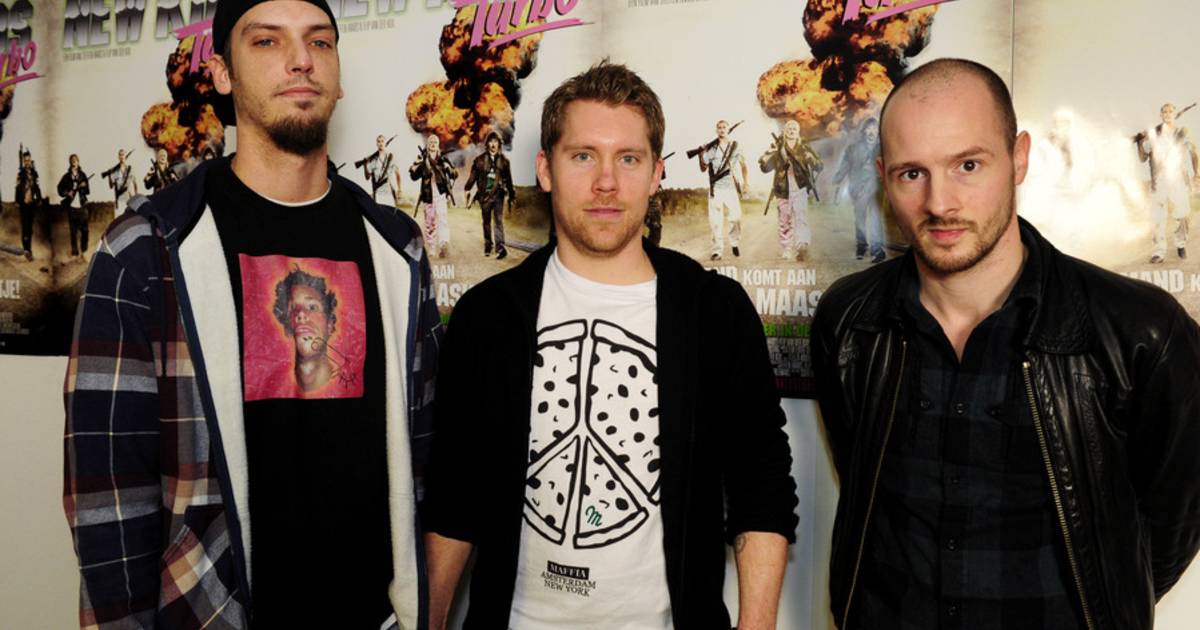 New Kids blazen bankgebouw op Show